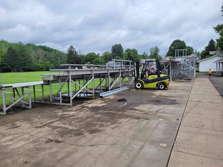 More Photos Of 224 Michael Ln, New Berlin Racetrack For Sale