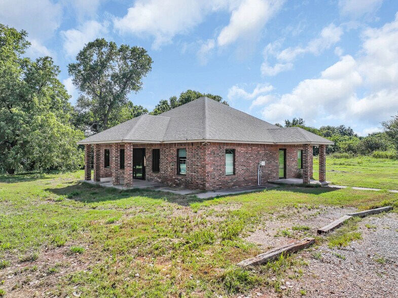 More Photos Of 10910 N County Road 3010, Lindsay Warehouse For Sale