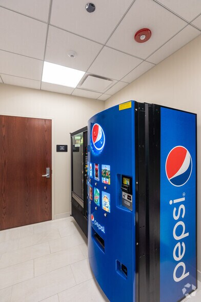 More Photos Of 823 Commerce Dr, Oak Brook Office For Lease