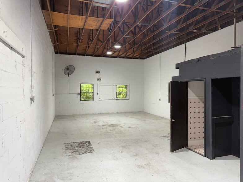 More Photos Of 4131 Lenox Ave, Jacksonville Warehouse For Lease