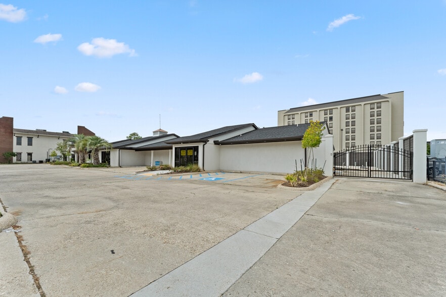 Primary Photo Of 2726 Continental Dr, Baton Rouge Medical For Lease