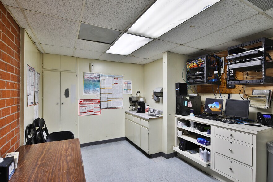 More Photos Of 6856 Van Nuys Blvd, Van Nuys Freestanding For Sale