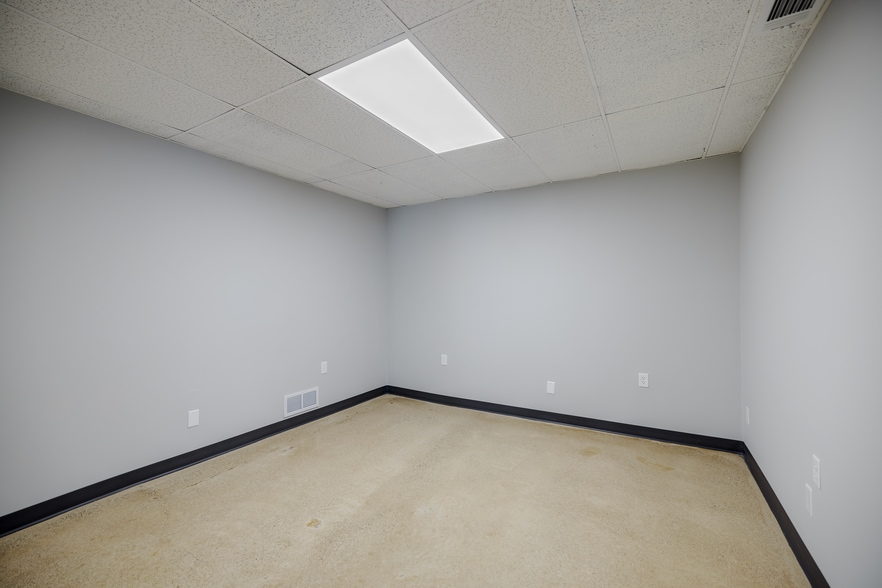 More Photos Of 21034 Chippendale Ave W, Farmington Industrial For Lease