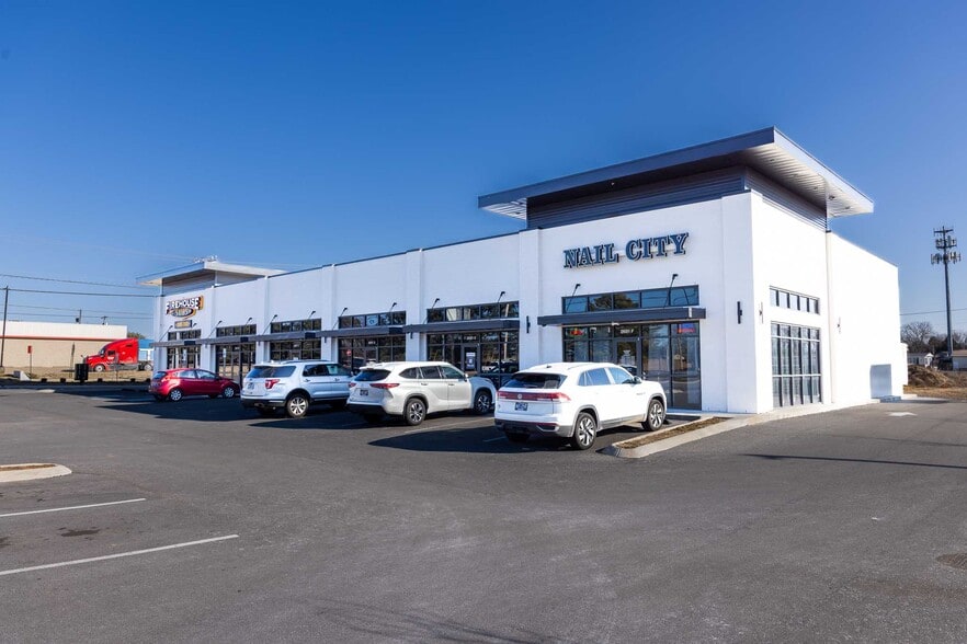More Photos Of 106 Collier Rd, Clarksville Storefront Retail Office For Lease
