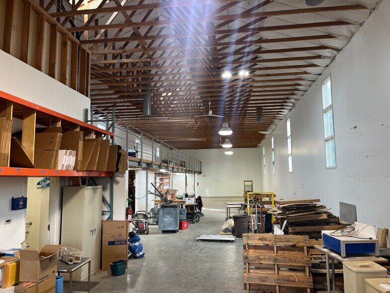 More Photos Of 333 NE Lincoln St, Hillsboro Light Manufacturing For Sale