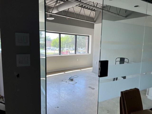 More Photos Of 8490-8496 Tyco Rd, Vienna Showroom For Lease