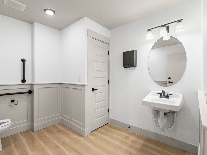More Photos Of 310 NW 3rd Ave, Canby Office For Lease