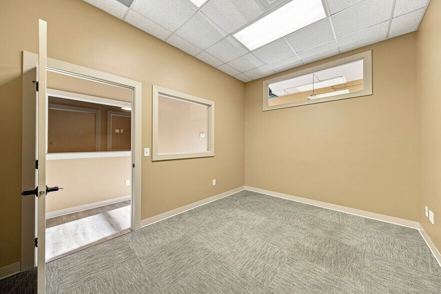 More Photos Of 3441 Devils Glen Rd, Bettendorf Storefront For Lease