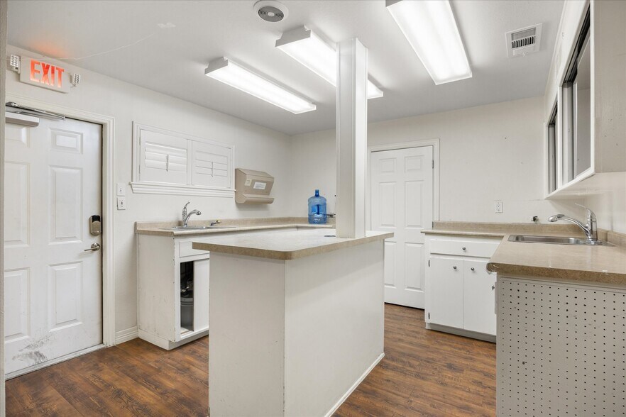 More Photos Of 310 W Bluff St, Granbury Office For Sale