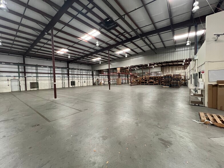 More Photos Of 6237 Edgewater Dr, Orlando Distribution For Lease