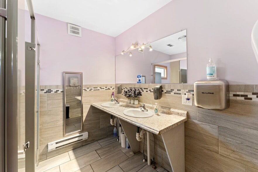 More Photos Of 415 Palmer Ave, Warwick Bar For Sale