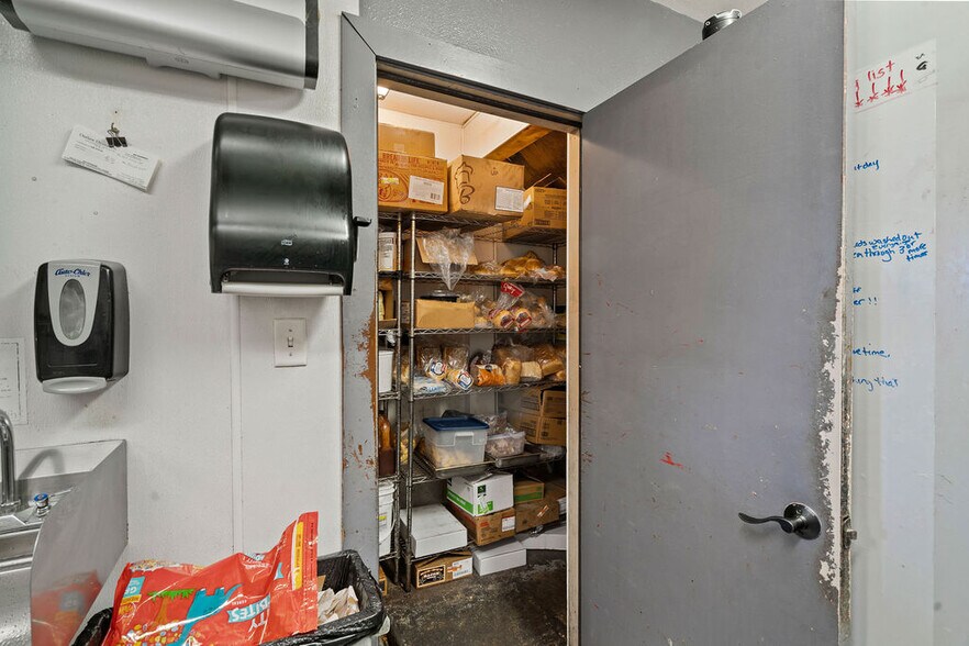 More Photos Of 6425 Pacific Ave, Cloverdale General Retail For Sale