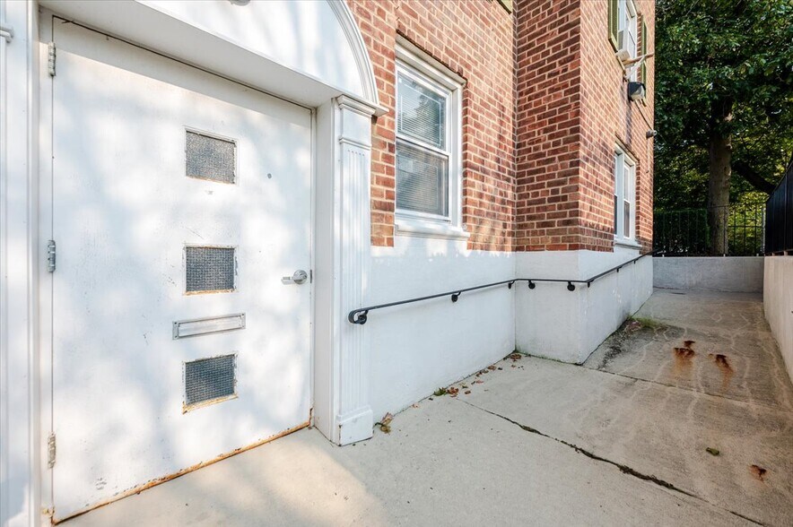 More Photos Of 195 N Village Ave, Rockville Centre Office For Sale