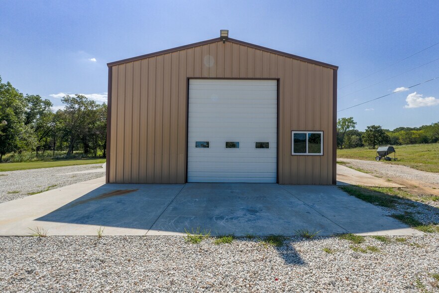 More Photos Of 352247 E 1040, Prague Auto Repair For Lease