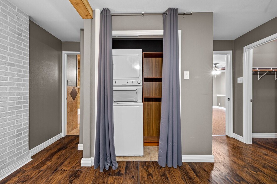 More Photos Of 7648 Broadview Dr, Houston Apartments For Sale