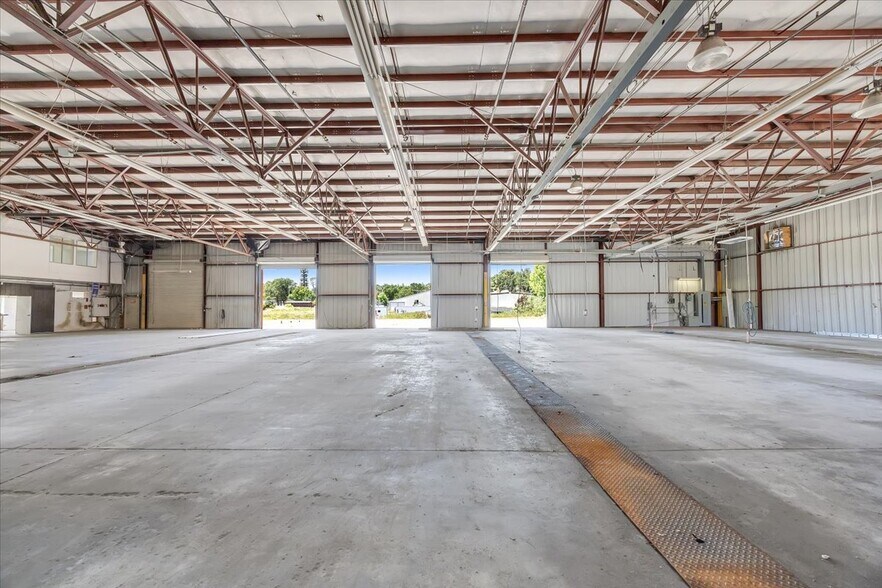 More Photos Of 20833 Mechanical Dr, Sonora Warehouse For Lease