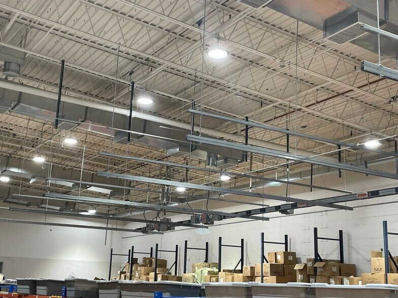 More Photos Of 4454-4458 S 67th St, Omaha Distribution For Lease