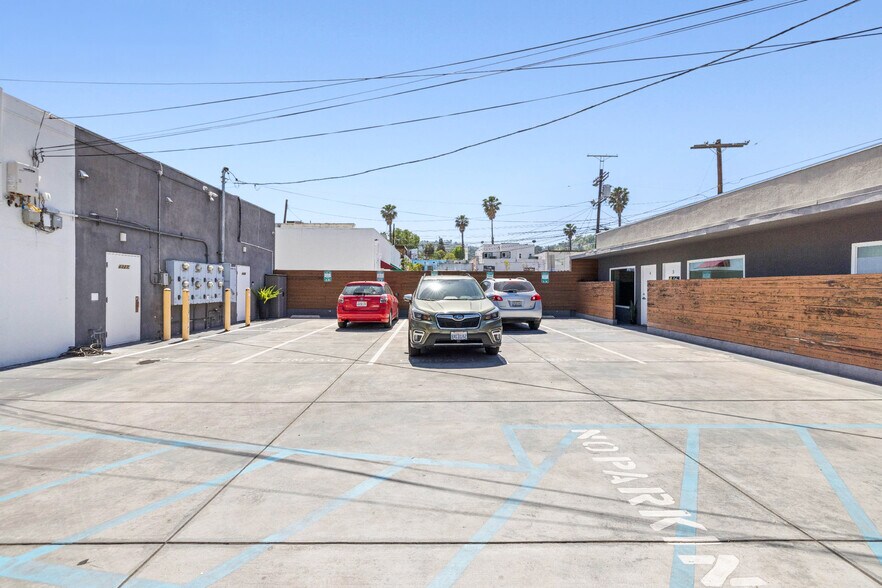 More Photos Of 4325-4327 Woodman Ave, Sherman Oaks Storefront Retail Office For Lease
