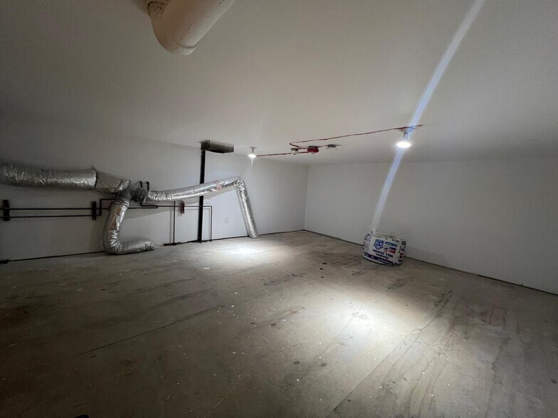 More Photos Of 411 Jericho Tpke, New Hyde Park Storefront Retail Office For Lease