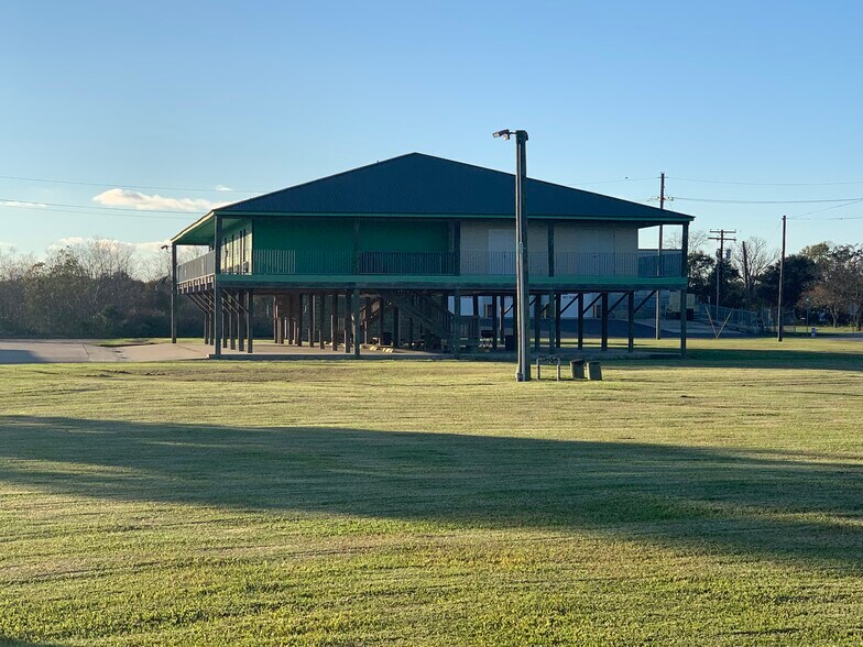 More Photos Of 220 W Bayshore Rd, Anahuac Marina For Sale