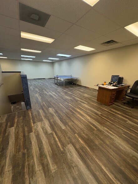 More Photos Of 4106-4112 S Commerce Dr, Murray Light Manufacturing For Lease