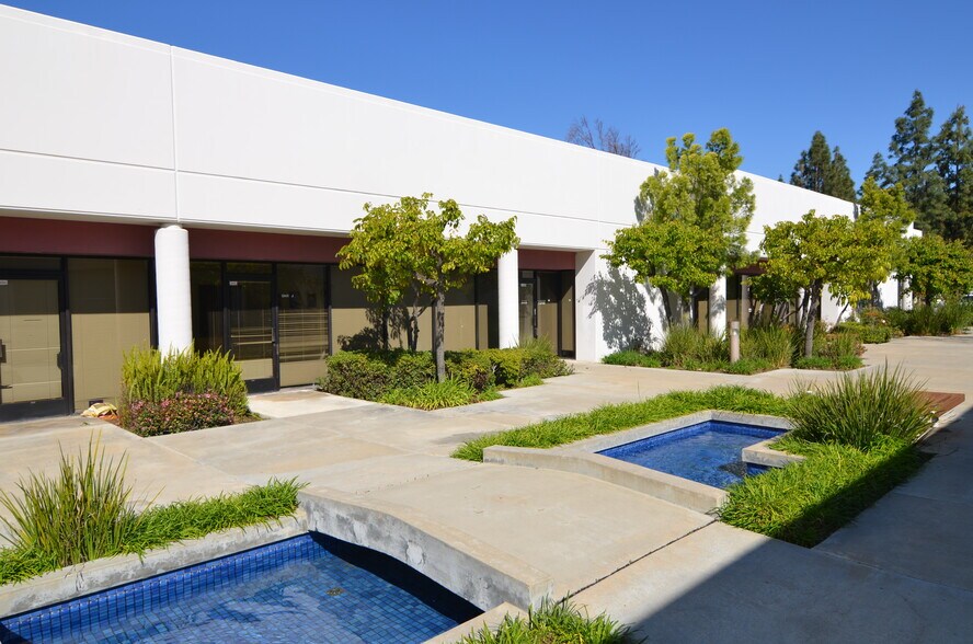 More Photos Of 9424 Eton Ave, Chatsworth Warehouse For Lease