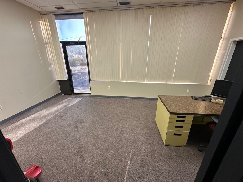 More Photos Of 21 Overlook Dr, Hamden Distribution For Lease