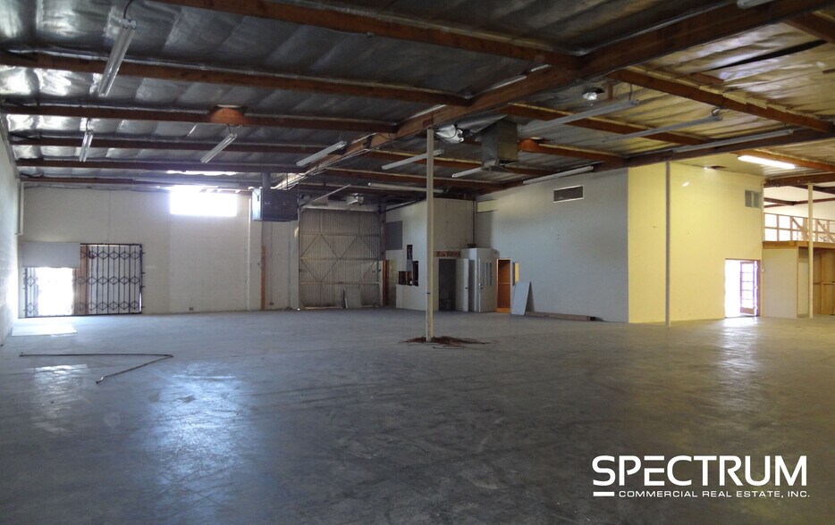 More Photos Of 16540 Gault St, Van Nuys Warehouse For Lease