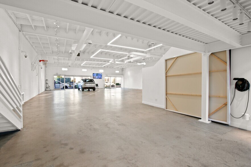 More Photos Of 165-171 S Robertson Blvd, Beverly Hills Storefront For Lease