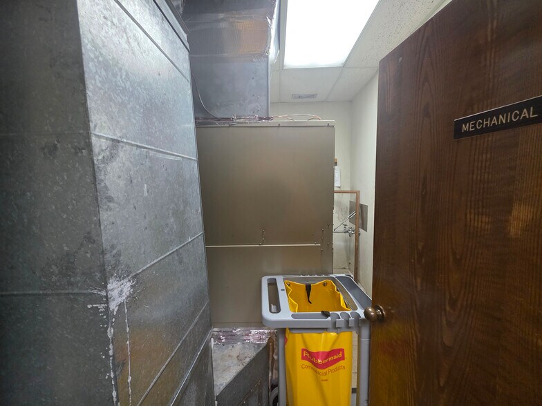 More Photos Of 401 N 2nd St, Rogers Office For Lease