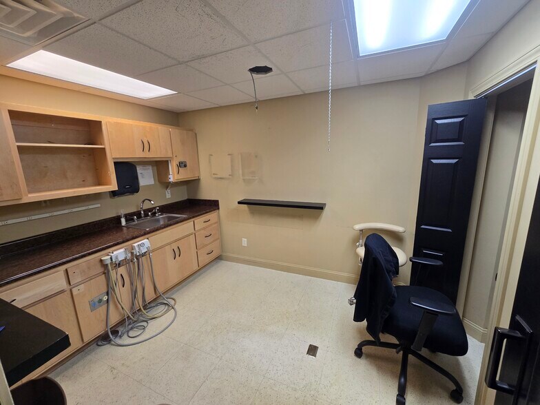 More Photos Of 427-433 Carriage Dr, Beckley Medical For Sale