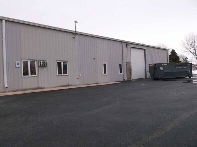 More Photos Of 2750 Universal St, Oshkosh Warehouse For Lease