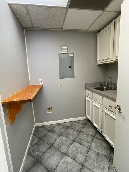 More Photos Of 14347 Torrey Chase Blvd, Houston Office For Sale