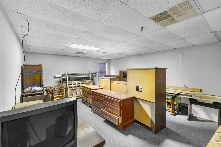 More Photos Of 115 Mill St, Warrenville Manufacturing For Sale