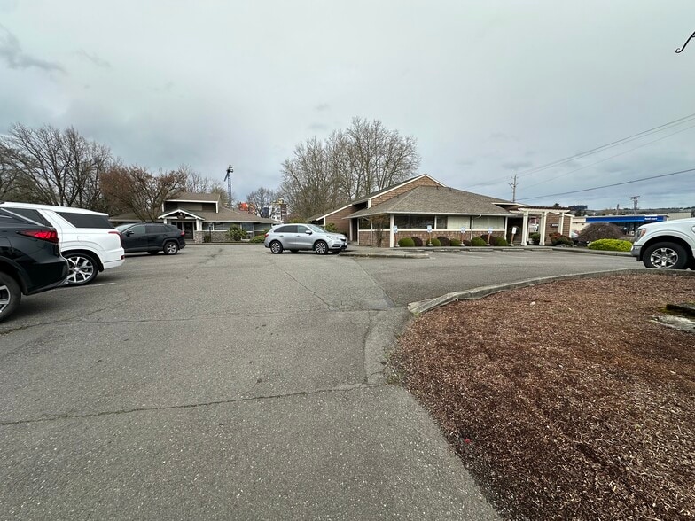 More Photos Of 1006 Fryar Ave, Sumner Office For Lease