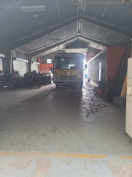 More Photos Of 6522 Cullen Blvd, Houston Auto Dealership For Lease