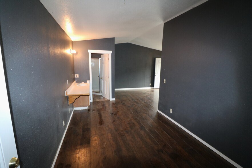 More Photos Of 127 Pacific Ave, Glendale Hotel For Sale