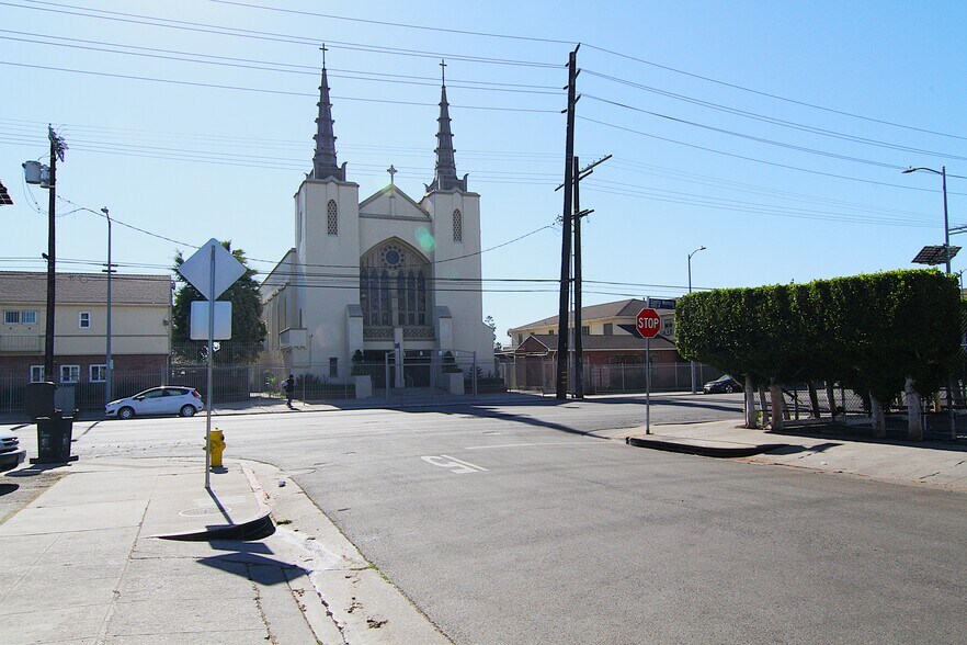 More Photos Of 1108 N Kenmore Ave, Los Angeles Storefront Retail Residential For Sale