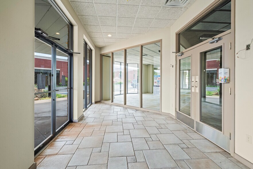 More Photos Of 7705 Quaker Ave, Lubbock Freestanding For Sale