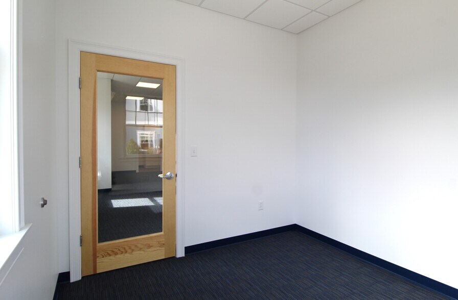 More Photos Of 1575 Iyannough Rd, Hyannis Office For Lease