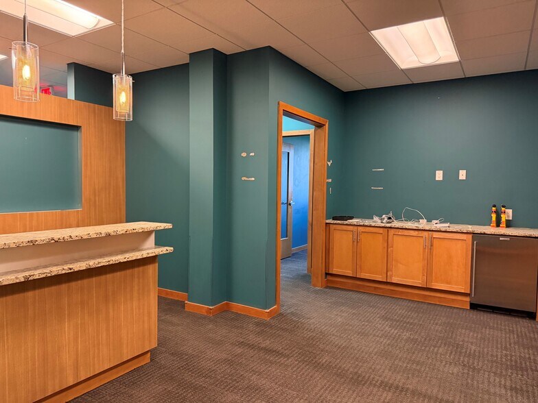 More Photos Of 2009 W Beltline Hwy, Madison Office For Lease