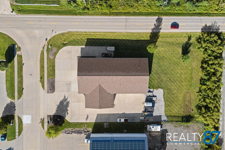 More Photos Of 2700 Stonegate Ct, Hiawatha Showroom For Sale