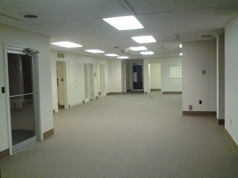 More Photos Of 2210 Meadow Dr, Louisville Office For Sale