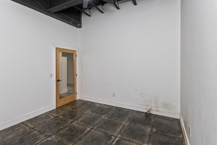 More Photos Of 46 Aston St, Asheville Light Manufacturing For Lease