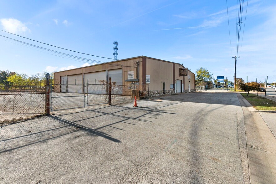 More Photos Of 290 Wonder World Dr, San Marcos Warehouse For Lease
