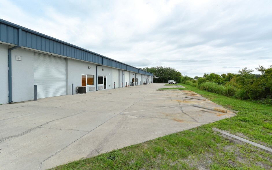 More Photos Of 2341 Porter Lake Dr, Sarasota Warehouse For Lease