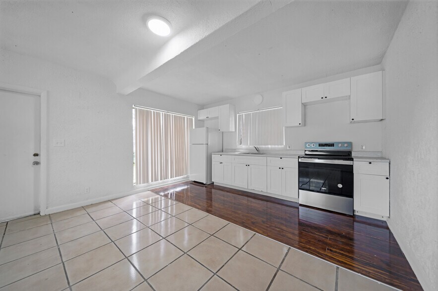 More Photos Of 1943-1947 Buchanan St, Hollywood Apartments For Sale