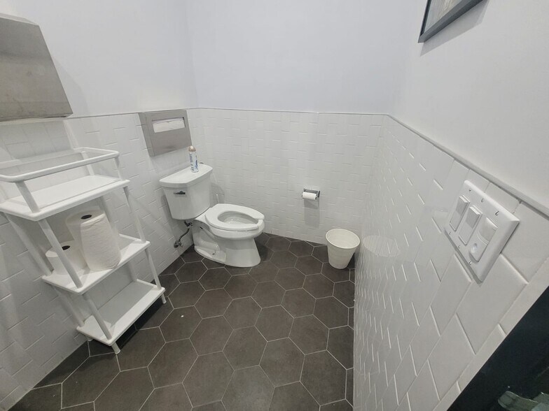 More Photos Of 8040-8106 San Fernando Rd, Sun Valley Warehouse For Lease