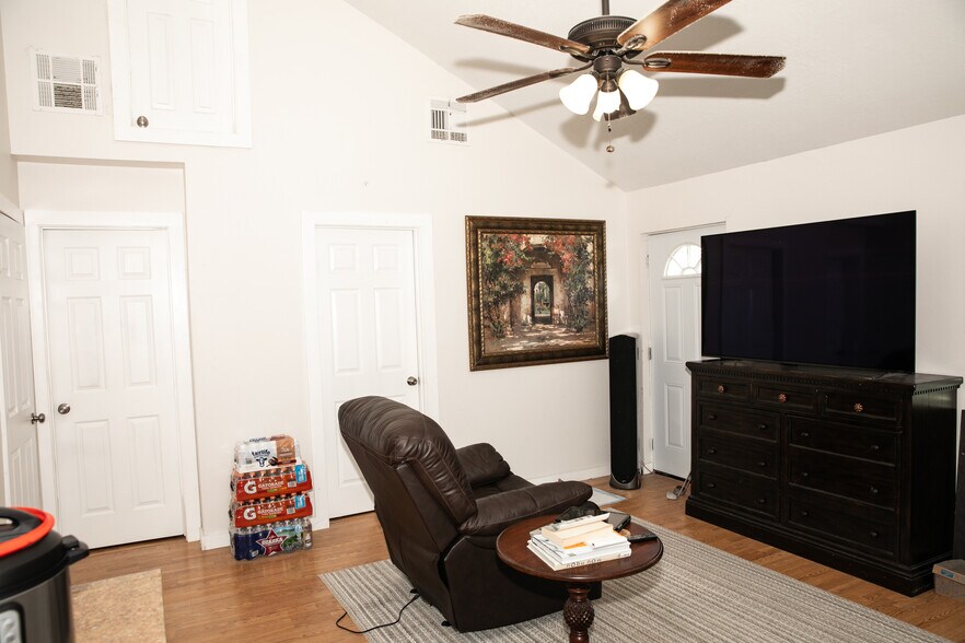 More Photos Of 515 Colorado, Burton Apartments For Sale