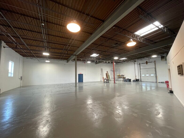 More Photos Of 27 Utter Ave, Hawthorne Manufacturing For Lease